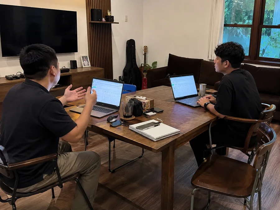 Diskusi privat antara praktisi dan pemilik bisnis